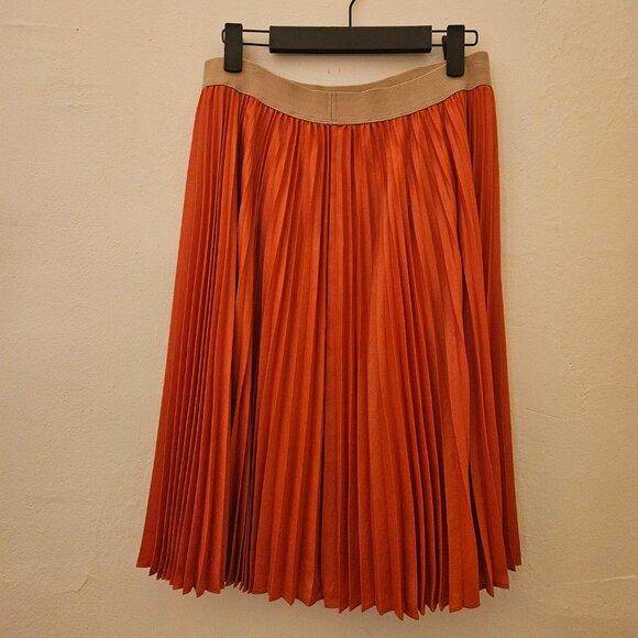 Pleated burnt orange skirt - Picture 2 of 3